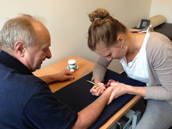 Foto von Frau Gerken während einer handtherapeutischen Behandlung