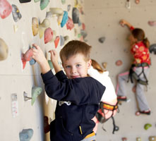 Junge an Kletterwand