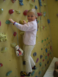 Mädchen an Kletterwand