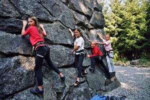 Kinder an Felskletterwand